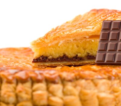 Una versión más achocolatada elaborada con masa hojaldre, crema “frangipane” y ganache de chocolate negro.