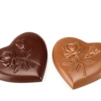 Corazones elaborados en chocolate negro 71% de cacao y en chocolate con leche 45% de cacao.
$ 5,15