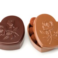 Bomboneras en forma de corazón, elaboradas en chocolate negro 71% de cacao y en chocolate con leche 45% de cacao.
$ 6,95
(Precio de la bombonera vacía, aparte usted puede escoger sus productos preferidos para rellenarla.)