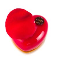 Masa azucarada, bizcocho de almendra y toronja roja, cremoso perfumado con pétalos de rosas, mousse “lait d’amande” (almendra), jalea de toronja roja, glaseado de rosa, pétalo de rosa comestible.
Recomendación del Chef Cyril, consumir frío.
$5,55
*Disponible a la venta del 13, 14 y 15 de febrero.