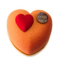 Masa spéculoos, bizcocho de almendra y naranja, confit de naranja y vinagre balsámico, mousse de chocolate con leche 42% de cacao perfumada con ralladura de naranja, bombón de chocolate 69 en forma de corazón.
Recomendación del Chef Cyril, sacar del refrigerador media hora antes de consumir.
$5,55
*Disponible a la venta del 13, 14 y 15 de febrero.