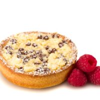 Masa brioche, crema pastelera perfumada con esencia natural de rosa, compota de frambuesa, chispas de chocolate negro, masa crumble.
$3,75