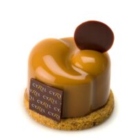 Masa crumble de avellana
Bizcocho de avellana y café
Suprema de avellana
Jalea de café expreso
Mousse de chocolate con leche 42% de cacao y café
Glaseado de chocolate con leche.
Recomendación del Chef Cyril, sacar del refrigerador una hora antes de consumir.
$5,35