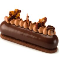 Éclair Chocolat Masa azucarada de chocolate
Bizcocho de chocolate sin harina
Cremoso perfumado con vainilla natural
Mousse de chocolate negro 69% de cacao
Glaseado de chocolate
Mousse de chocolate negro con base de masa bomba
Nougatine de pepa de cacao.
Recomendación del Chef Cyril, sacar del refrigerador una hora antes de consumir.
$5,55