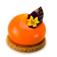 Masa crumble de coco
Confit de mango y maracuyá
Mousse ligera de chocolate blanco perfumada con vainilla natural
Glaseado de vainilla anaranjado.
Recomendación del Chef Cyril, sacar del refrigerador veinte minutos antes de consumir.
$5,20
