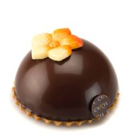 Masa spéculoos
Bizcocho de naranja
Confit de naranja y maracuyá
Bavaroise perfumada con vainilla natural
Mousse de chocolate
Glaseado de chocolate.
Recomendación del Chef Cyril, sacar del refrigerador una hora antes de consumir.
$5,55