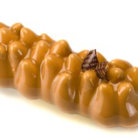 Bizcocho de café y avellana
Crème brûlée de café
Mousse de caramelo
Mousse de chocolate con leche 42% de cacao y café
Flocado de chocolate.
Recomendación del Chef Cyril, sacar del refrigerador una hora antes de consumir.
