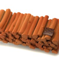 Capa crocante de chocolate negro 58% de cacao
Bizcocho de avellana
Bavaroise perfumada con vainilla natural
Mousse de caramelo
Caramelo semilíquido
Mousse de chocolate
Flocado de chocolate.
Recomendación del Chef Cyril, sacar del refrigerador una hora y media antes de consumir.