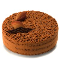 Bizcocho de chocolate negro tipo Sacher,
Mojado con almíbar de cacao
Ganache montada de chocolate negro
Ganache de chocolate negro
Flocado de chocolate.
Recomendación del Chef Cyril, sacar del refrigerador una hora y media antes de consumir.