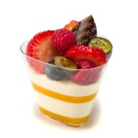 Coulis de maracuyá gelificado
Crema Pana Cotta perfumada con vainilla natural
Frutos rojos frescos.
Recomendación del Chef Cyril, consumir frío.
$5,20