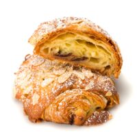 Pan de chocolate relleno de una crema de almendra.
$2,85