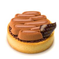 Masa azucarada
Bizcocho de chocolate semi-cocido
Crema untuosa de chocolate negro
Mousse de chocolate 69% de cacao
Pepa de cacao triturada
Jalea de chocolate.
Recomendación del Chef Cyril, sacar del refrigerador una hora antes de consumir.
$5,55