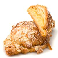 Joya de la viennoiserie francesa, croissant relleno de una masa de almendra. $2,20
