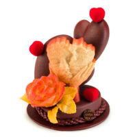 Comme un baiser… pieza elaborada en chocolate negro 71% de cacao y chocolate blanco.
$28,55