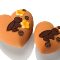 Bizcocho de limón y naranja, confit de mango maracuyá y vainilla, bavaroise perfumada con vainilla natural, mousse de chocolate con leche 42% de cacao, flocado de chocolate
8 personas: $32, 95
12 personas $39,95
*Disponible a la venta el 09 y 10 de mayo.