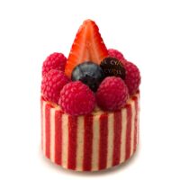 Bizcocho joconde (almendra) dos colores
Confit de frutos rojos (frutilla, mora, frambuesa y mortiño)
Mousse ligera perfumada con esencia natural de flor de amapola
Frambuesas, frutilla y arándanos frescos
$5,35