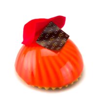 Masa azucarada
Bizcocho de toronja roja y almendra
Cremoso perfumado con ralladura de toronja roja
Confit de toronja roja
Mousse ligera perfumada con esencia natural de rosa
Glaseado rojo.
5,20