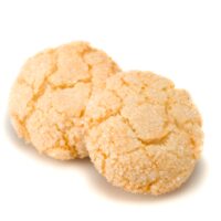De textura ligera, con un exterior sutilmente crujiente y un interior tierno y húmedo, cada amaretti revela el equilibrio perfecto entre la intensidad de la almendra y las notas cítricas de la naranja.
$4,95 – 6 unidades