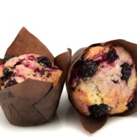 Muffins de frutos rojos con relleno de frutos rojos Muffins de frutos rojos con relleno de frutos rojos $2,50