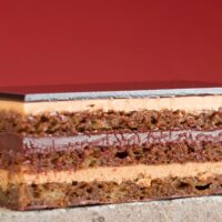 Bizcocho “Joconde” (almendra)
Crema de café
Ganache de chocolate 58% de cacao
Glaseado de chocolate negro