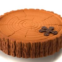 Bizcocho de chocolate con mazapán de avellana
Suprema de avellana y pralinpe de avellana
Crujiente de parliné de avellana
Mousse de chocolate
Flocade de chocolate.
Recomendación del Chef Cyril, sacar del refrigerador una hora antes de consumir.