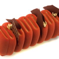 Bizcocho “pain d’épices”
Bavaroise de mandarina
Cremosos de mandarina
Jalea de mandarina
Mousse de chocolate negro
Flocado de chocolate.
Recomendación del Chef Cyril, sacar del refrigerador una hora y media antes de consumir.