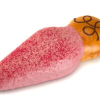 Guagua de pan rellena de mermelada de moras silvestres, cubierta de chocolate rosado (con polvo de mora deshidratado) 33% de cacao y de polvo de moras silvestres ultra pulverizado.
$4,95