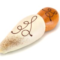 Guagua de pan rellana de crema pastelera perfumada con vainilla natural, cubierta de chocolate blanco 33% de cacao.
$4,95