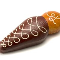 Guagua de pan rellena de crema pastelera con chocolate negro 69% de cacao, cubierta de chocolate negro 58% de cacao.
$4,95