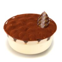 Bizcocho “pain de Gêne” mojado con almíbar de café
Mousse de mascarpone « à l’ancienne »
Chantilly de café
Coulis de chocolate
Merengues de café
Cacao en polvo sin azúcar.
Sugerencia: servir frío.
$5,20