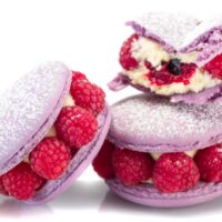 Macarrón
Crema mousseline perfumada con esencia natural de flor de violeta
Compota de frutos rojos
Frambuesas frescas.
Recomendación del Chef Cyril, consumir frío.
$5,35