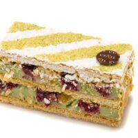 Masa hojaldre
Crema pastelera de pistacho
Confit de frutos rojos
Azúcar micro y polvo de pistacho para el acabado.
Recomendación del Chef Cyril, sacar del refrigerador veinte minutos antes de consumir.
$5,20