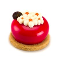Crumble de almendra
Bizcocho de almendra
Compota de pera escalfada en almíbar
Confit de mora
Mousse ligera perfumada con esencia natural de pétalos de rosas
Glaseado rojo de rosa.
Recomendación del Chef Cyril, sacar del refrigerador veinte minutos antes de consumir.