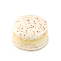 Macarrón relleno de ganache perfumada con vainilla natural.