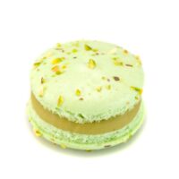 Macarrón relleno de ganache perfumada con pasta de pistacho natural.