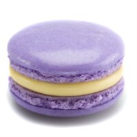 Macarrón relleno de ganache perfumada con pepa de tonka y lavanda.